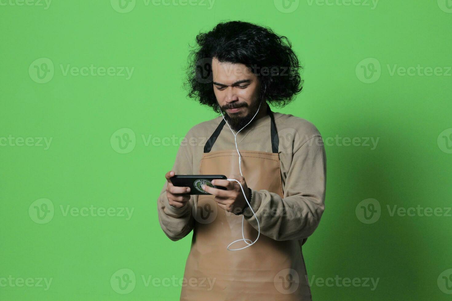 asiatisk manlig kaffe affär bartender poser och uttryck foto