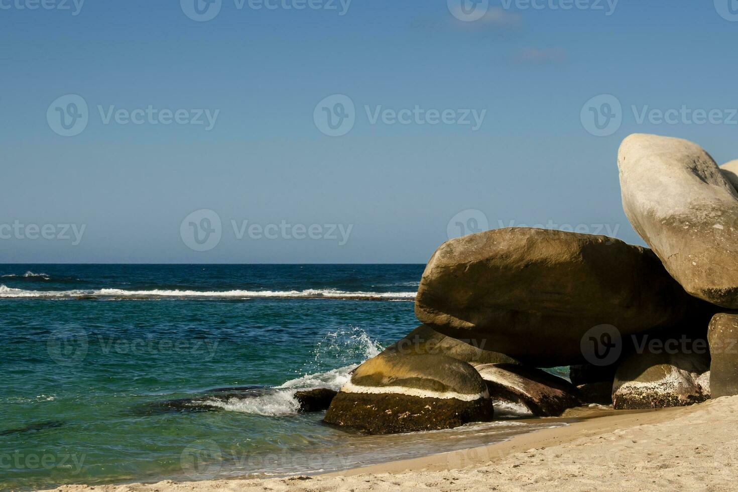 tropisk paradis strand med vit sand och skön rocks. nationell naturlig parkera tayrona i colombia foto