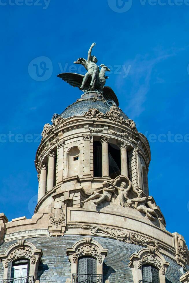 detalj av de historisk byggnad av de union och de spanska fågel Fenix på passeig de tack i barcelona Spanien foto