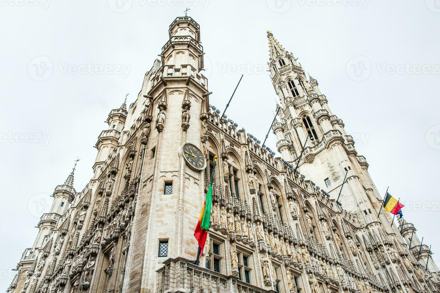 Fasad av de historisk bryssel stad hall byggnad belägen på de känd stor plats byggd i de 15:e århundrade foto