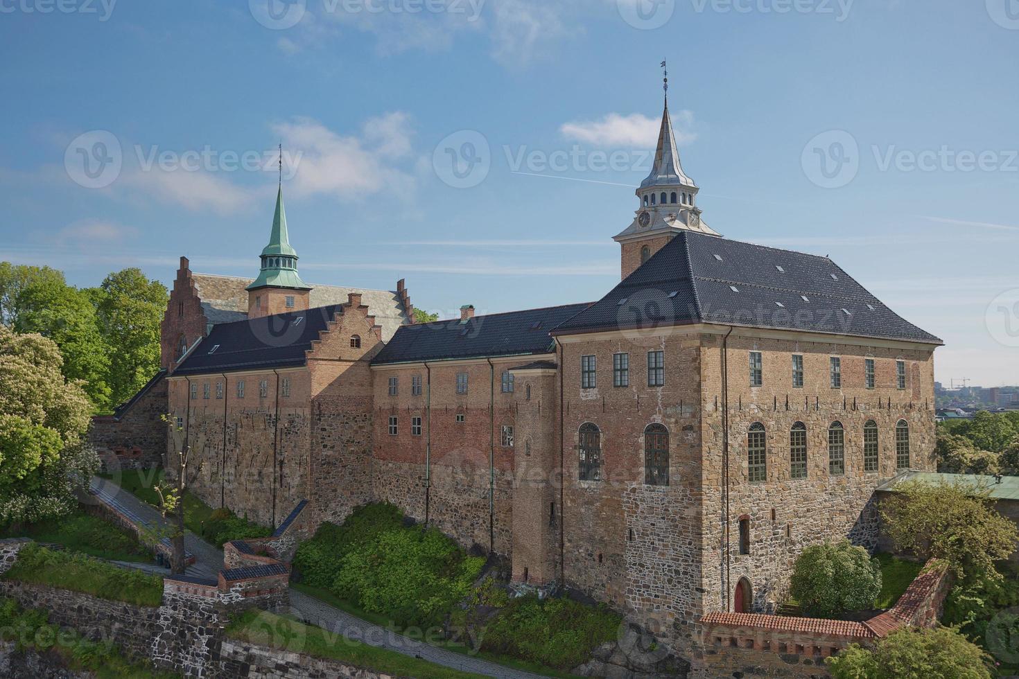 akershus fästning eller akershus slott i oslo i norge är ett medeltida slott som byggdes för att skydda och ge en kunglig bostad foto