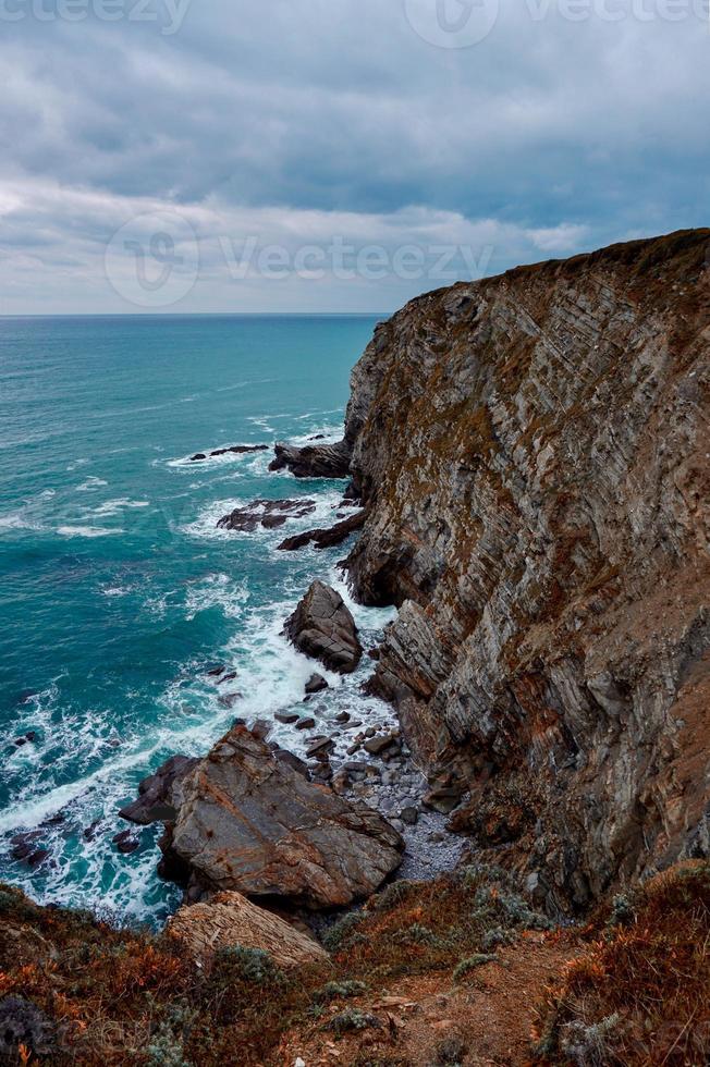 klippa stenar och havet vid kusten i bilbao spanien foto