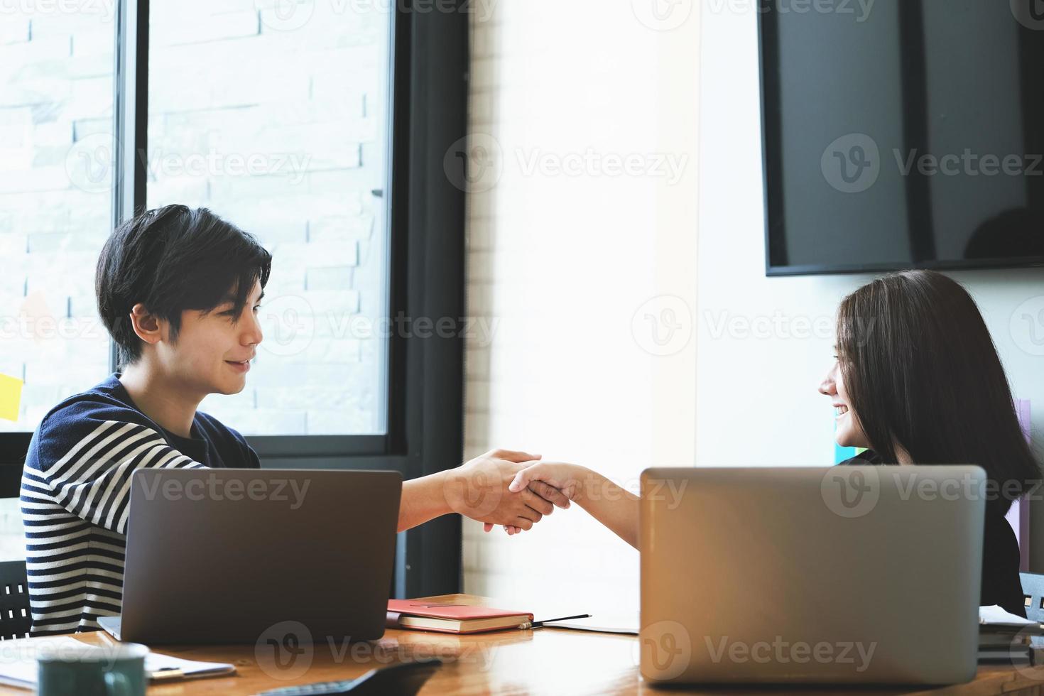 unga affärsmän samarbetar med partners för att öka sitt affärsinvesteringsnätverk för planer på att förbättra kvaliteten nästa månad på sitt kontor foto