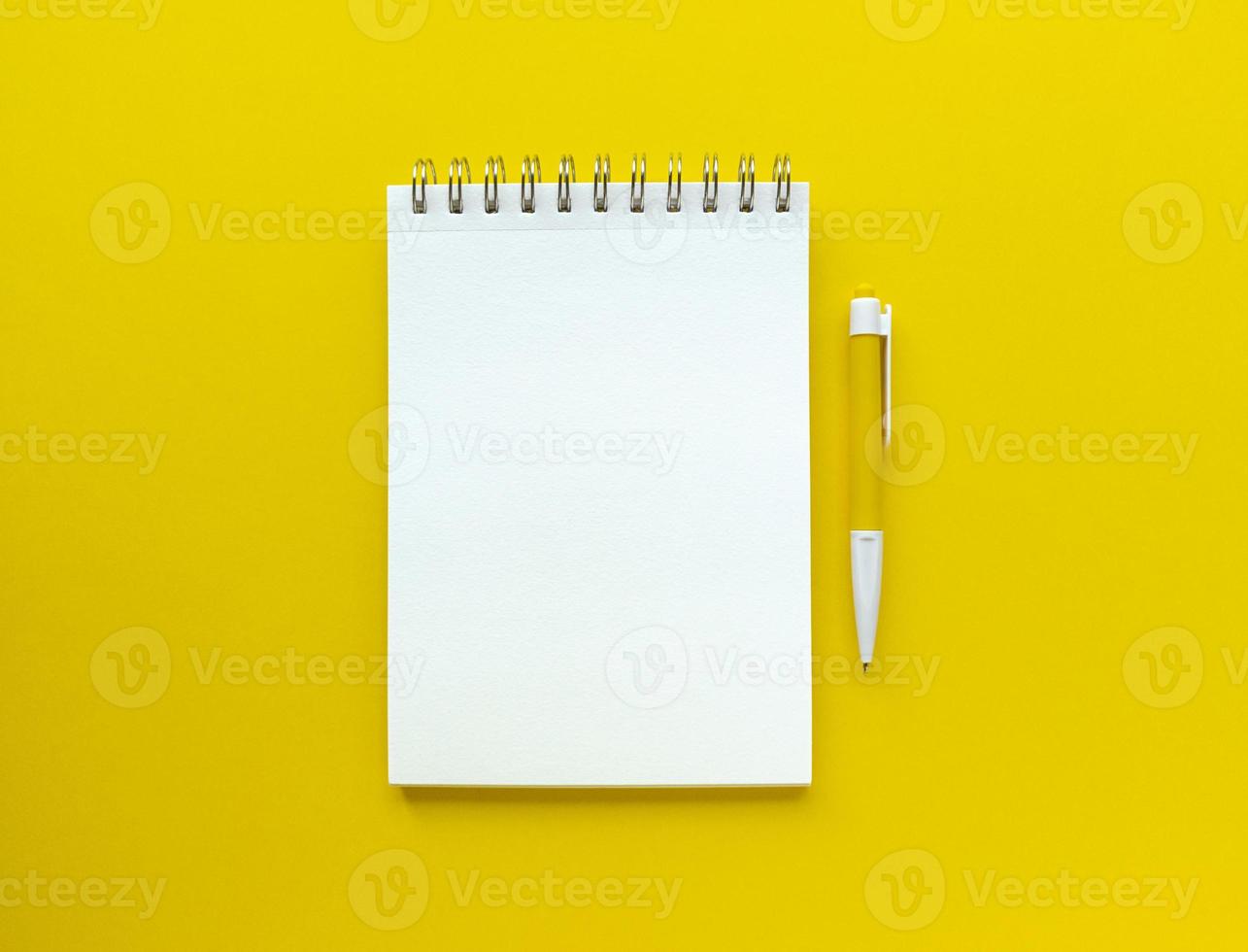 vitt tomt ark av anteckningsboken med penna på det pedagogiska konceptet i gula och vita färger stock photo foto