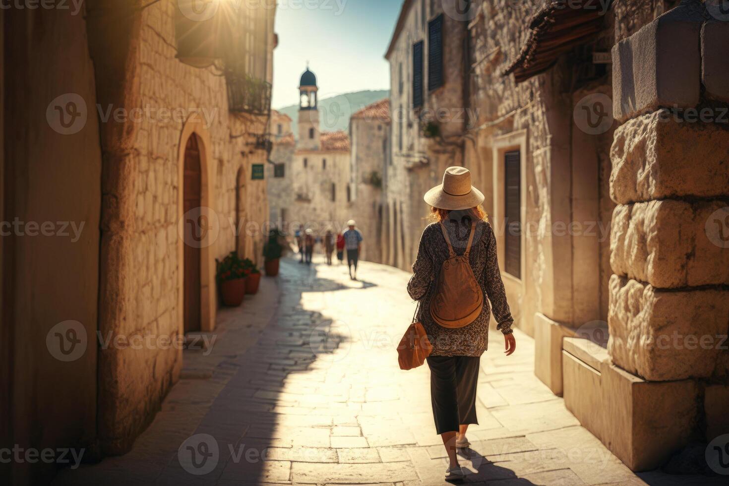 kvinna på semester promenader ner en solig gata i Europa ai genererad foto