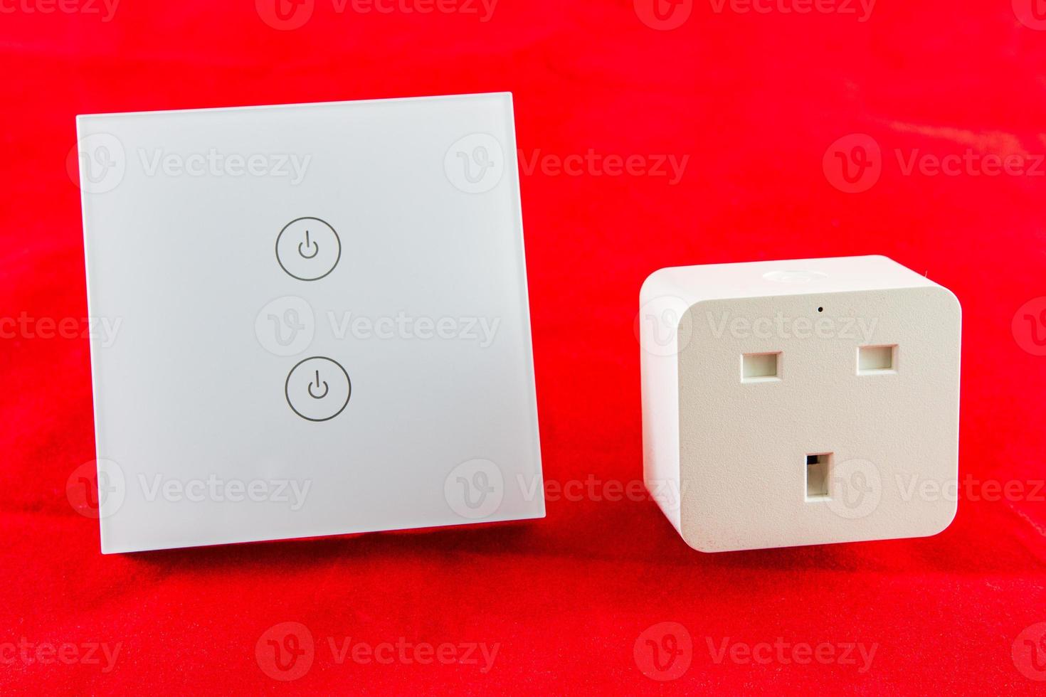 smart wifi-switch med stöd för kontroll via mobilapplikation foto
