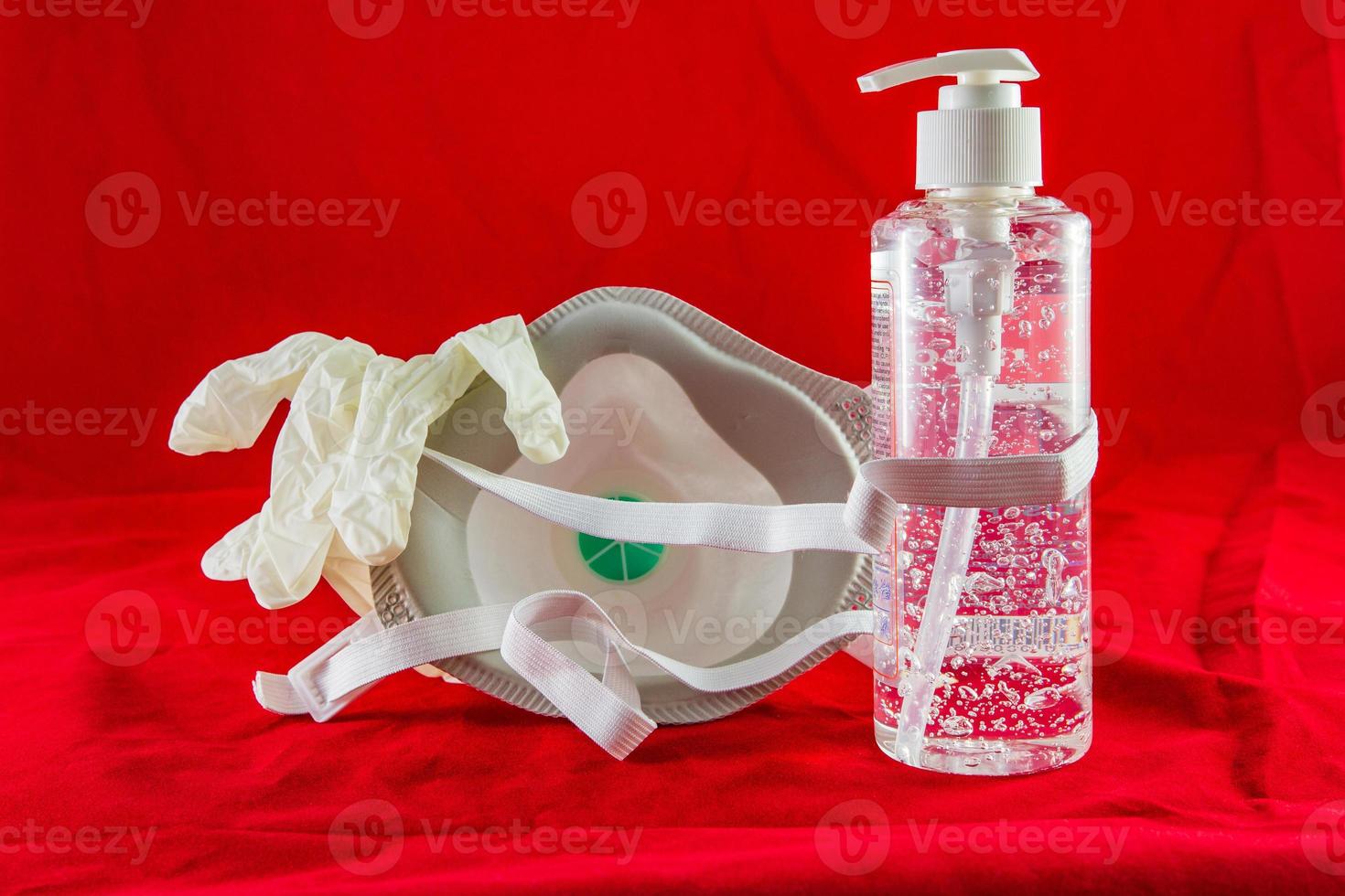 desinficera vita vita latexhandskar och mask på rött skyddskoncept mot influensavirusinfluensa och koronavirus foto