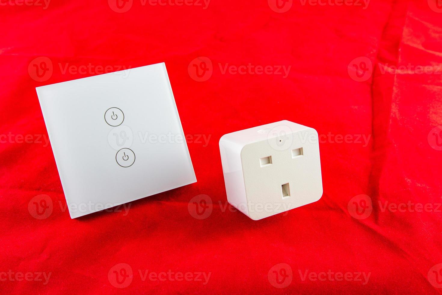 smart wifi-switch med stöd för kontroll via mobilapplikation foto
