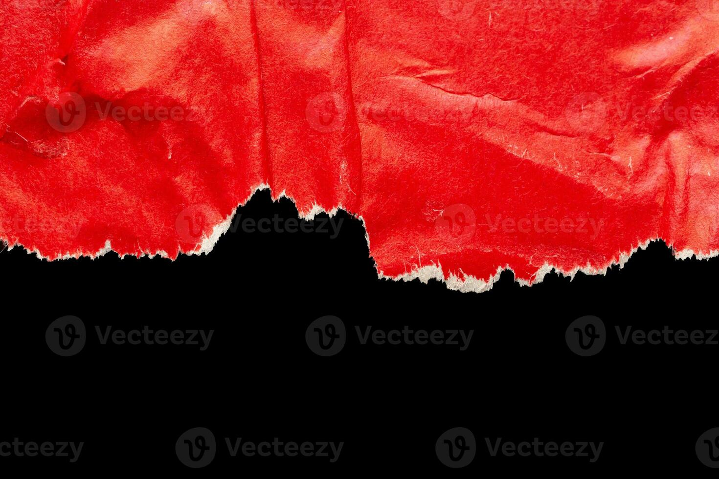 röd rev papper trasig kanter remsor isolerat på svart bakgrund foto