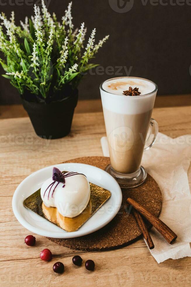 ljuv skön hantverk bär efterrätt i en mysigt Kafé med en kopp av kaffe foto