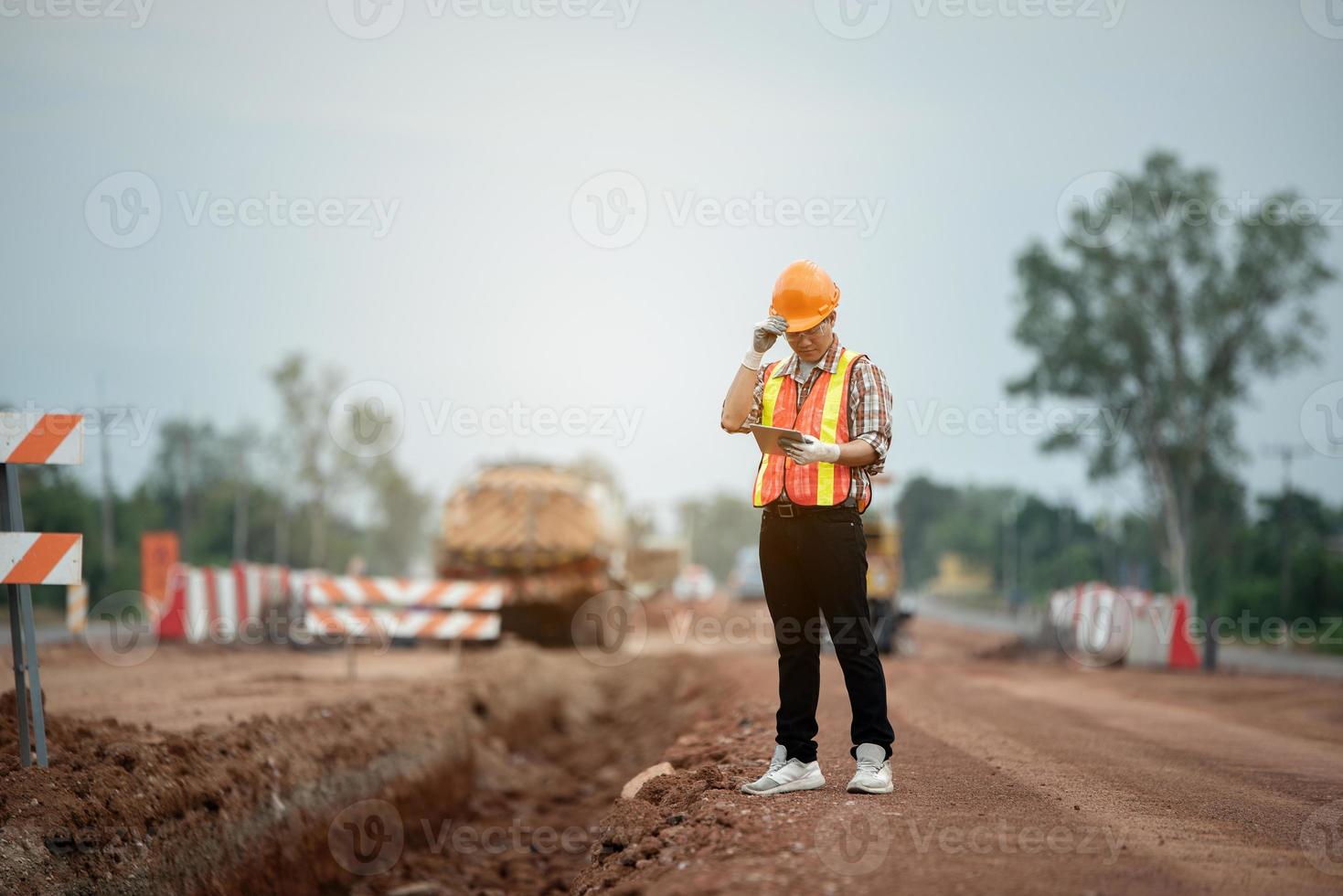 byggnadsingenjör övervakar arbetet på byggarbetsplatsen foto
