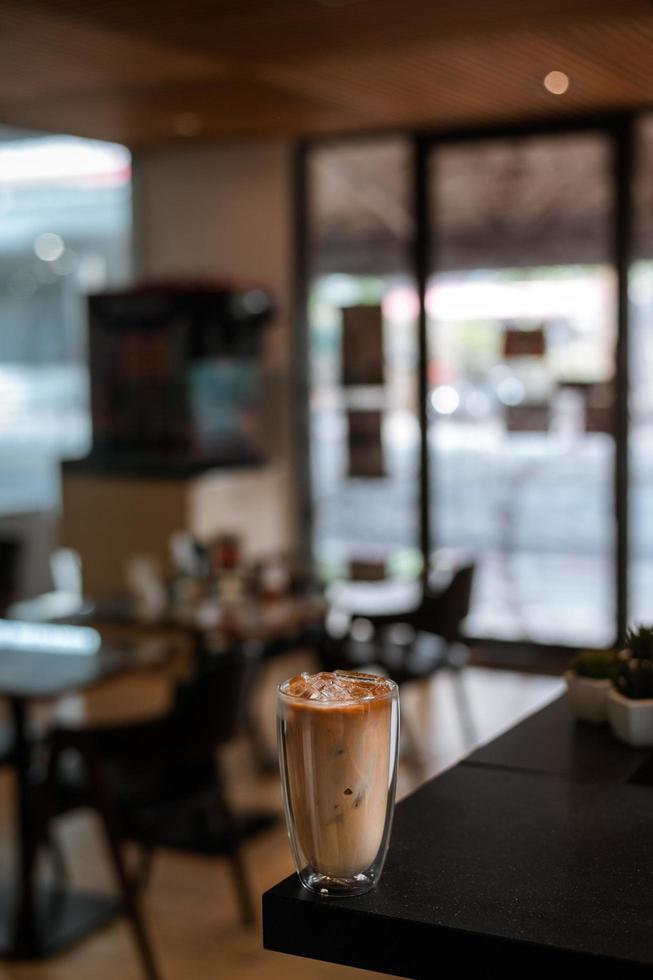 iskaffe på ett bord inuti ett kafé foto