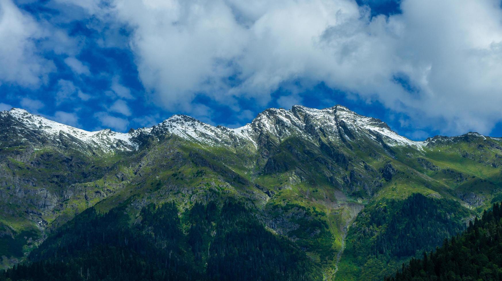 naturlandskap med berg och skogar mot himlen foto