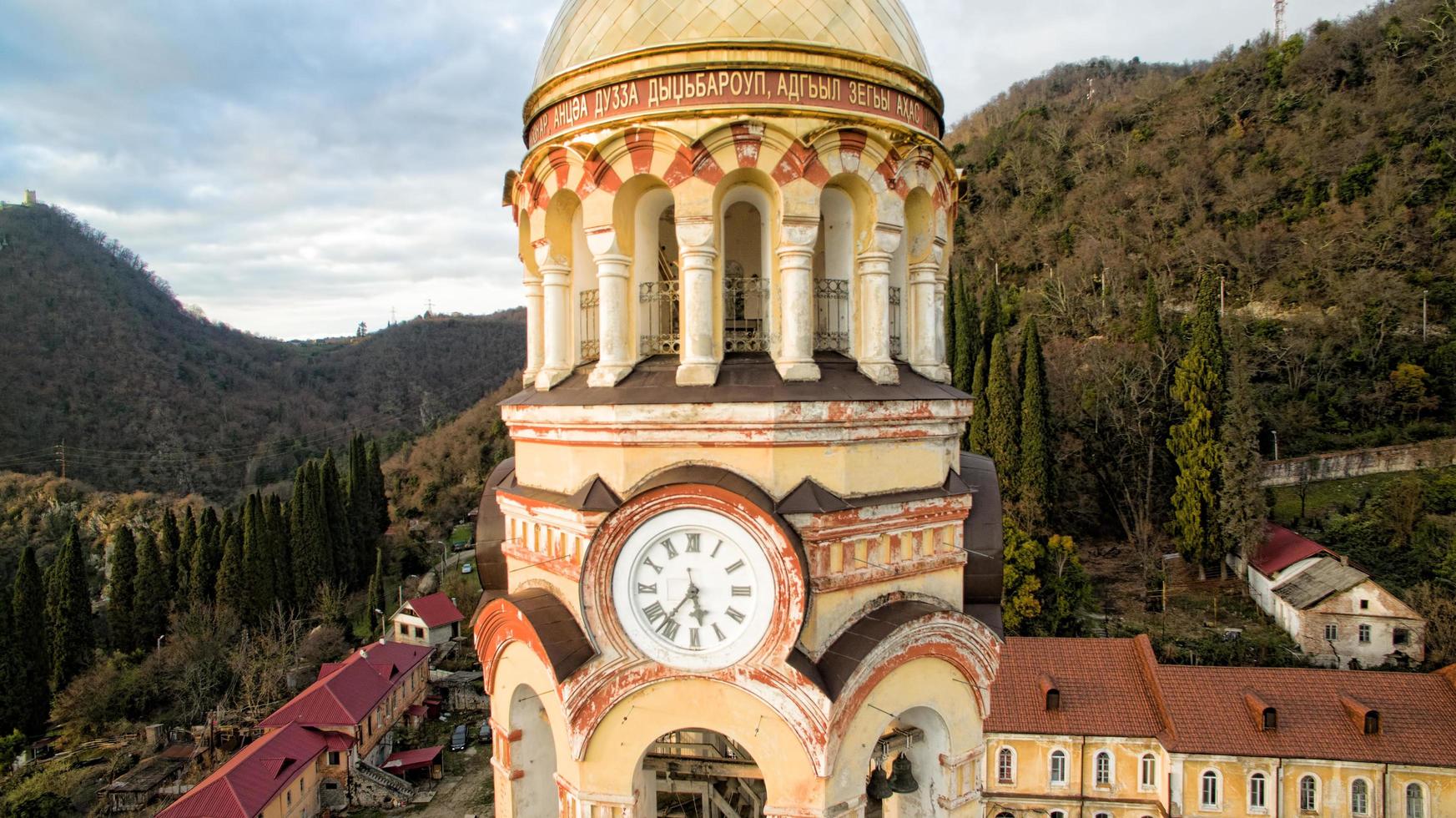 landskap med utsikt över det nya kristna klostret i Athos foto