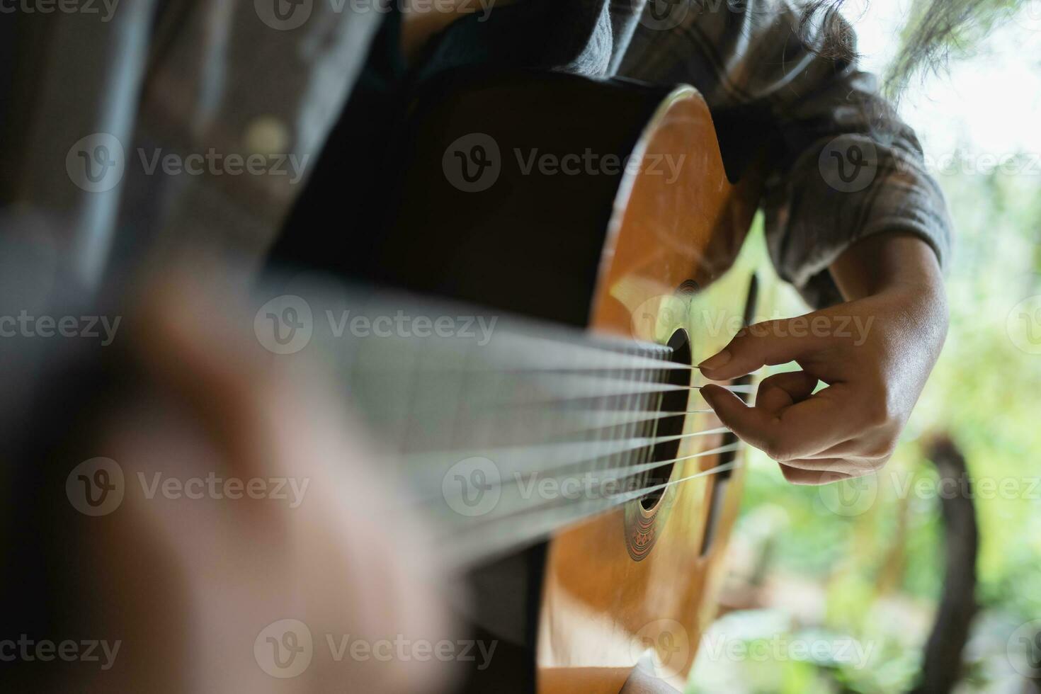 Lycklig ung kvinna händer spelar akustisk gitarr musiker foto