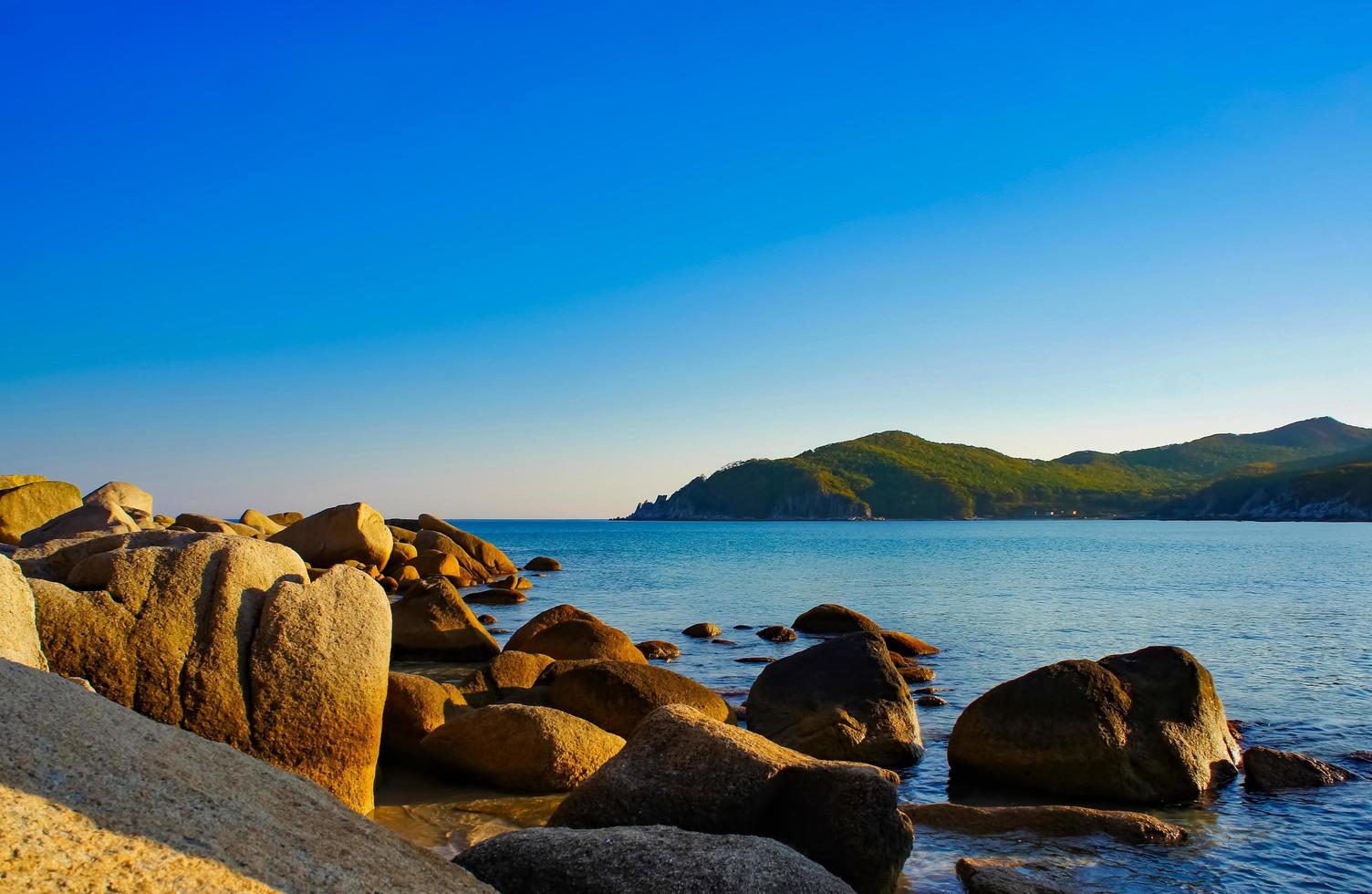 marinmålning med pittoreska stenar vid stranden av Japans hav foto