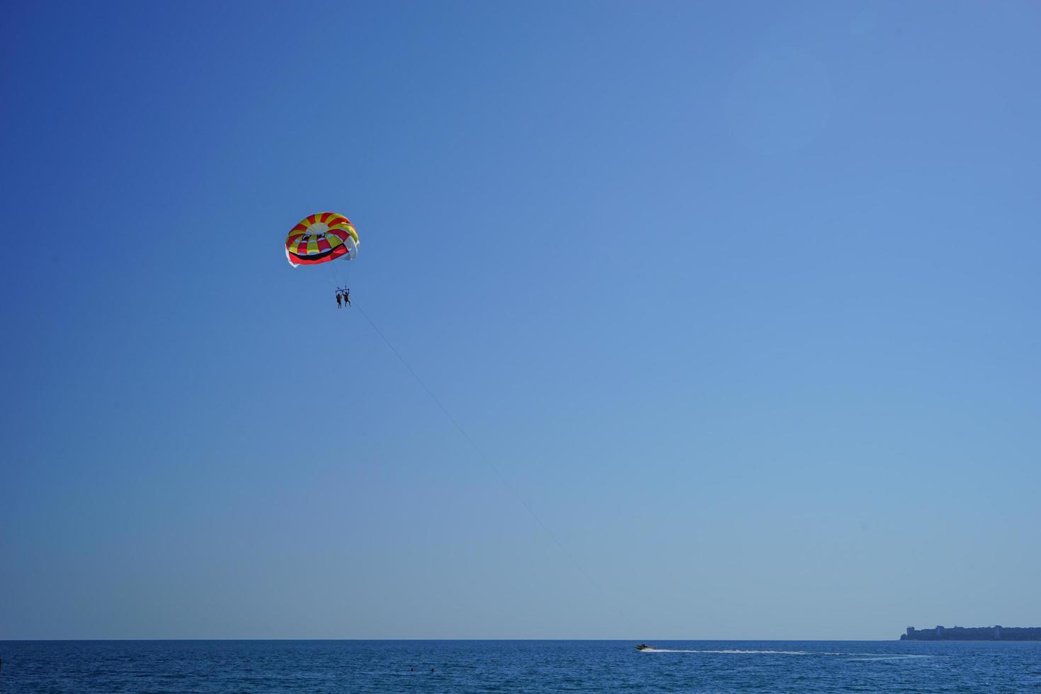 flyg på en fallskärm över havet foto