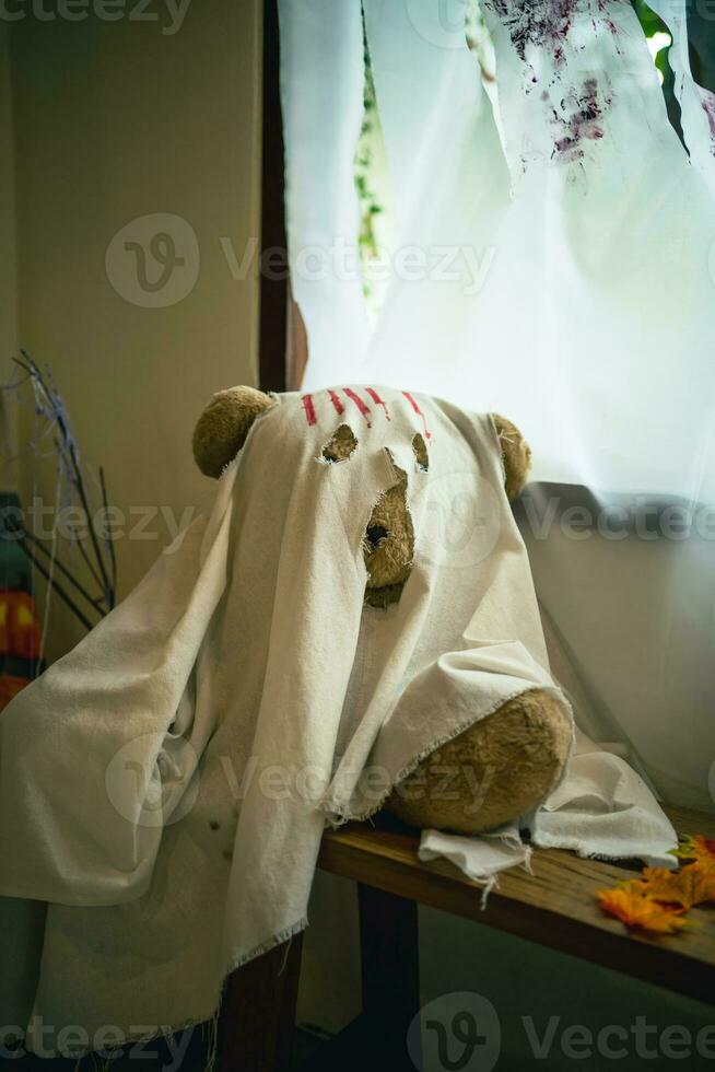 halloween skrämmande med söt teddy björnspöke foto