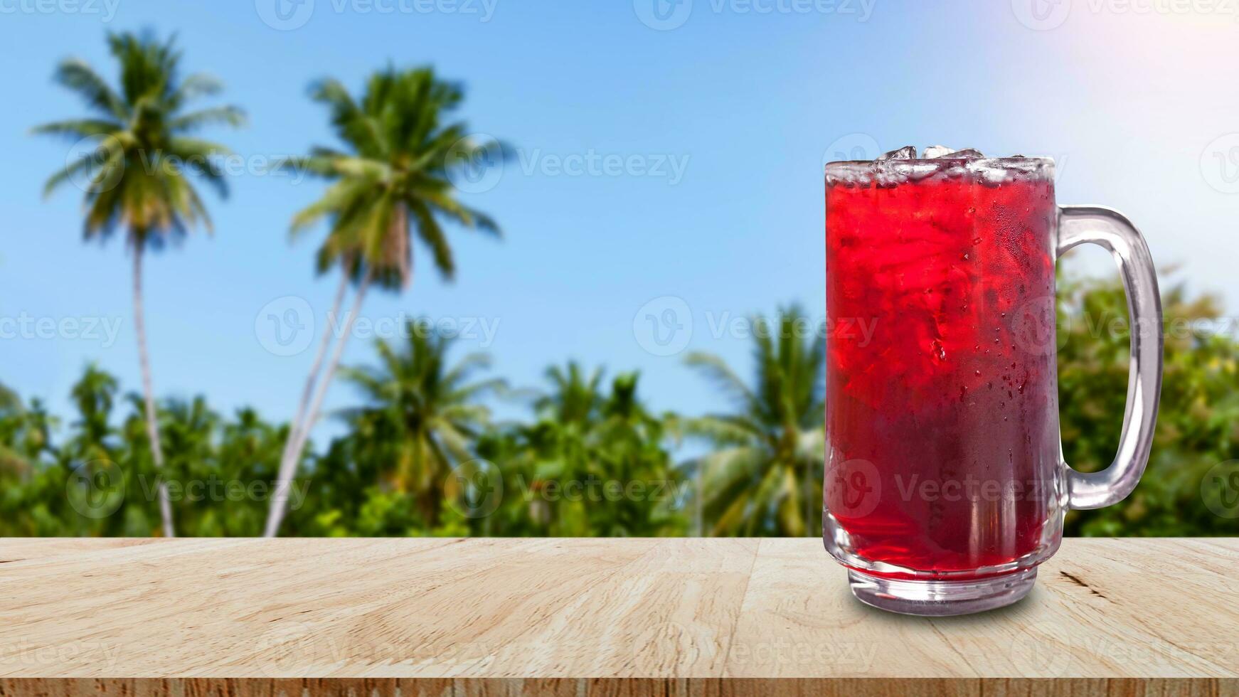 färsk roselle juice ljuv vatten och iced i glas på trä- tabell med strand landskap natur bakgrund, sommar hälsa drycker med is foto