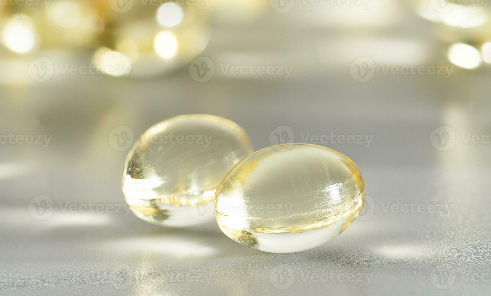 fisk olja omega 3 på vit bakgrund, vitamin d gul tillägg gel kapslar, makro skott foto