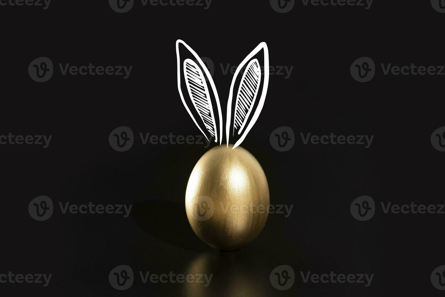 Lycklig påsk, kaniner öron, guld ägg. foto