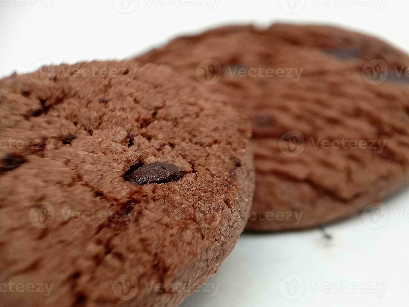 choklad chip småkakor med hasselnötter, isolerat på vit bakgrund foto