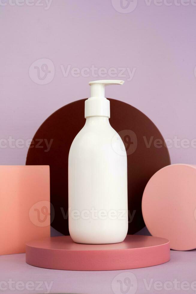 tom lotion flaska stående på de podium. kosmetisk och hälsa produkt visa prototyper foto