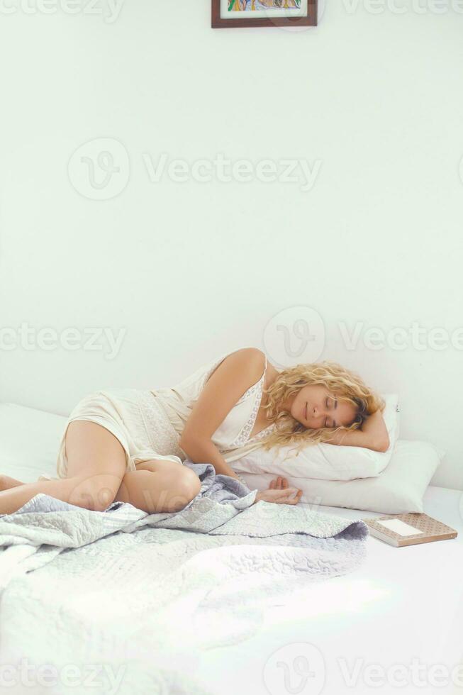 blond kvinna på de säng foto