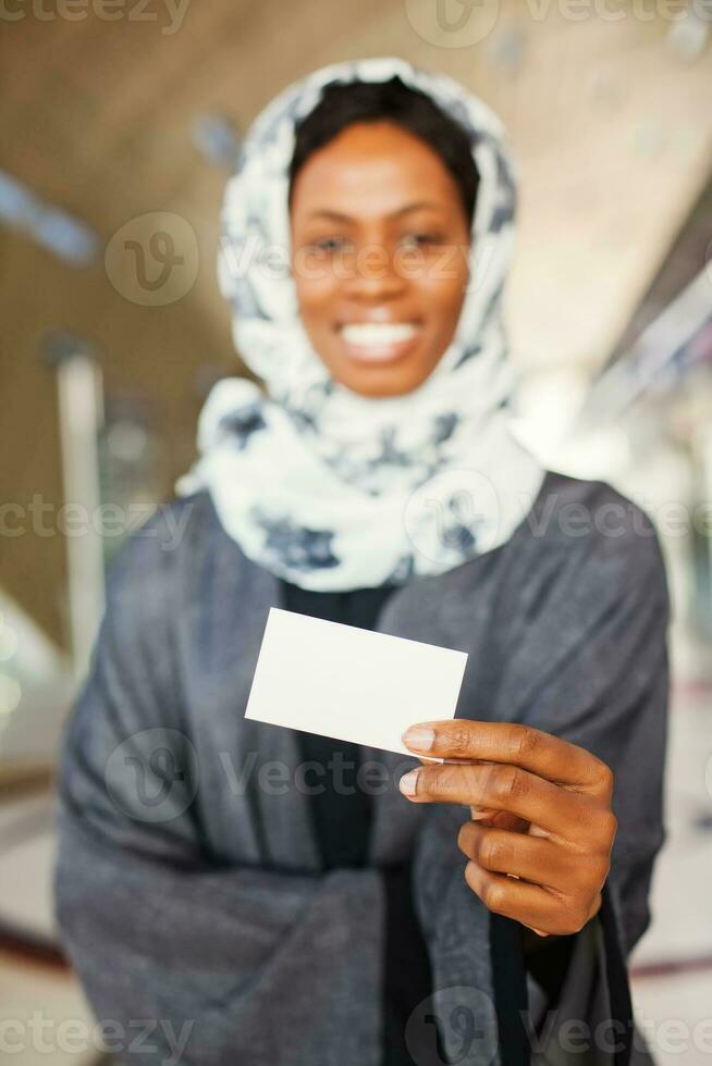 skön ung afrikansk kvinna innehav en tom besöker kort foto