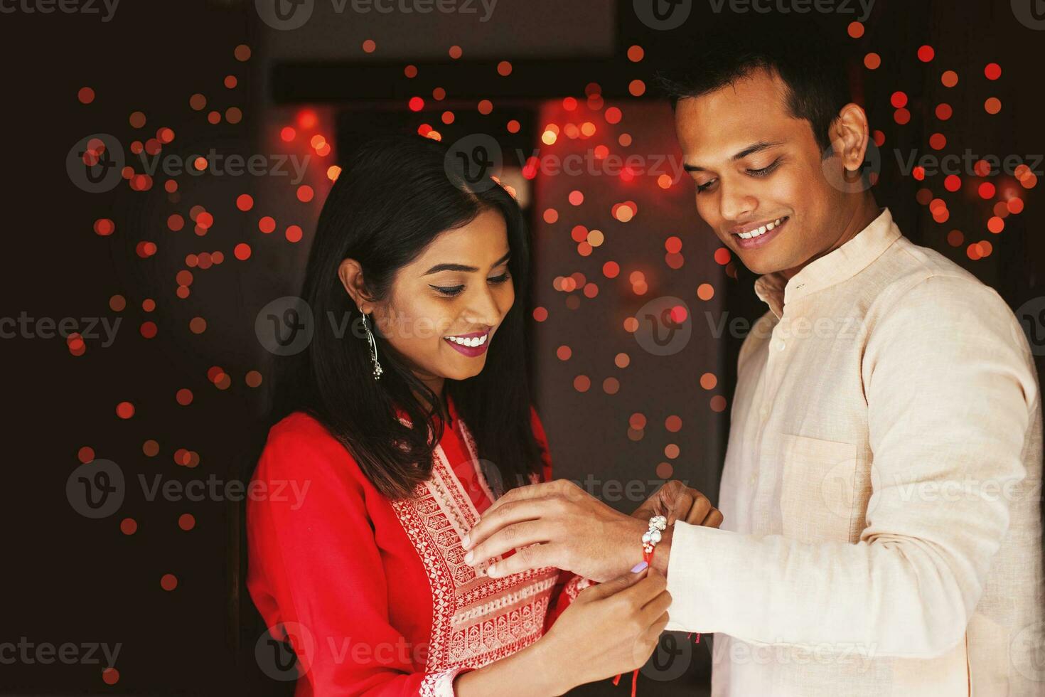 indisk kvinna kvitt rakhi på henne brors hand till fira Raksha bandhan Rakshabandhan bhai dooj foto