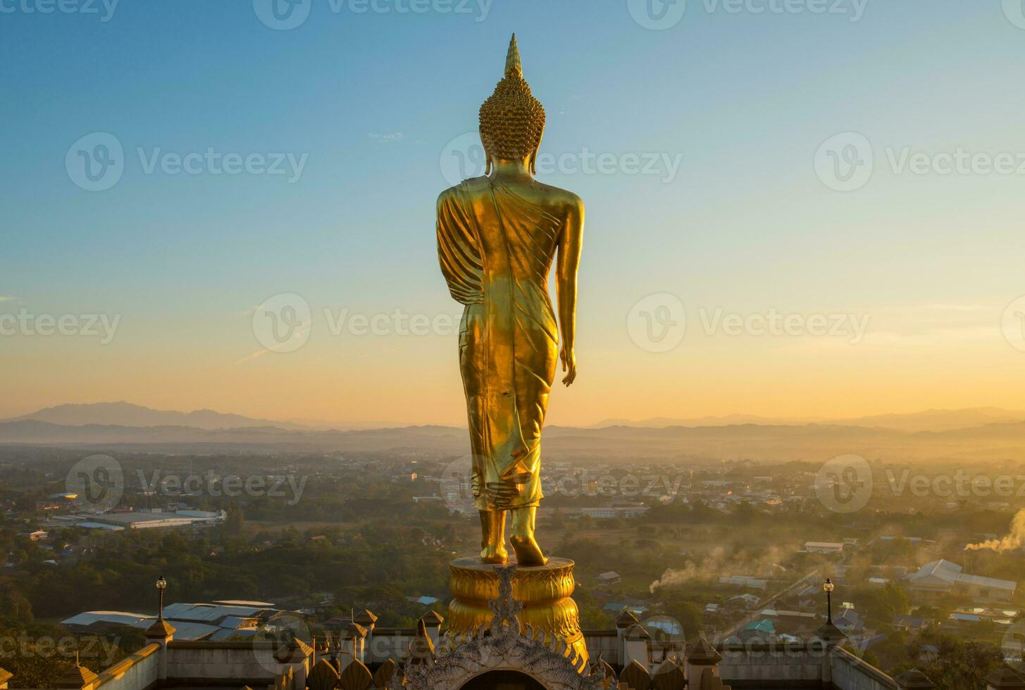 de ikoniska stående buddha på wat phra den där khao noi ett av de mest turist attraktion platser i nan provins av nordlig thailand under de soluppgång. foto