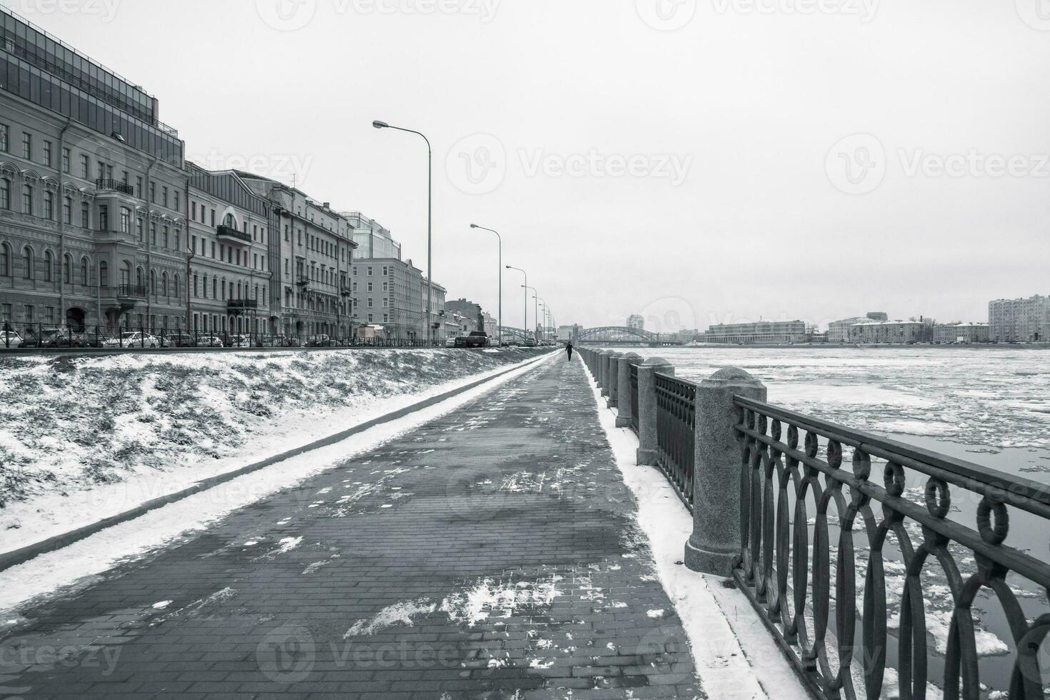 tömma vinter- vägbank i helgon petersburg med en se av de n foto