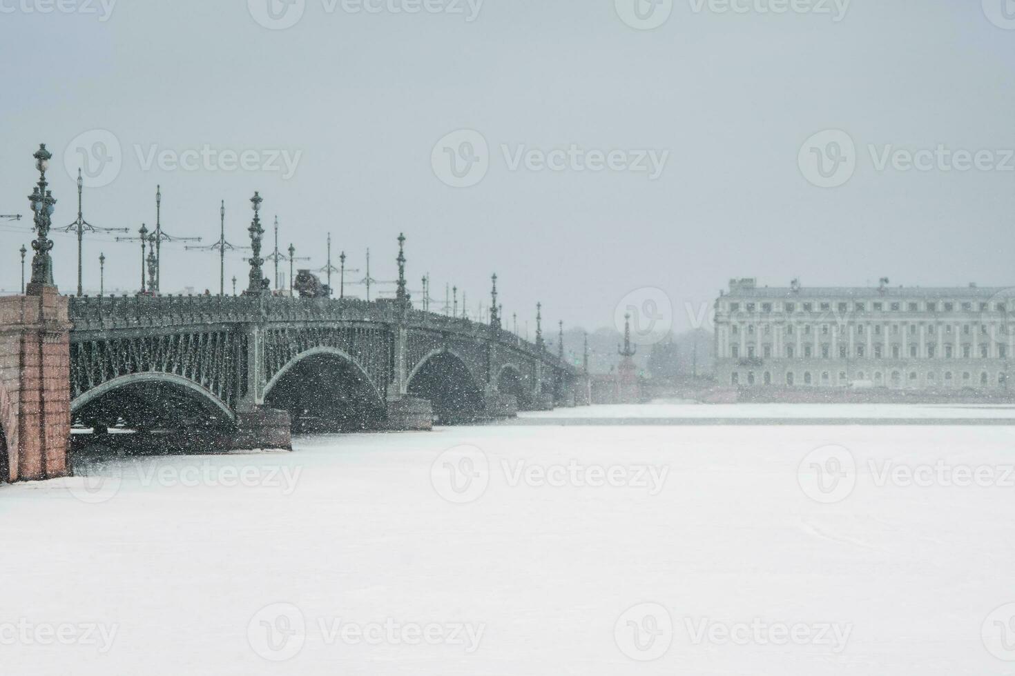 palats bro i st. petersburg under en snöfall. foto