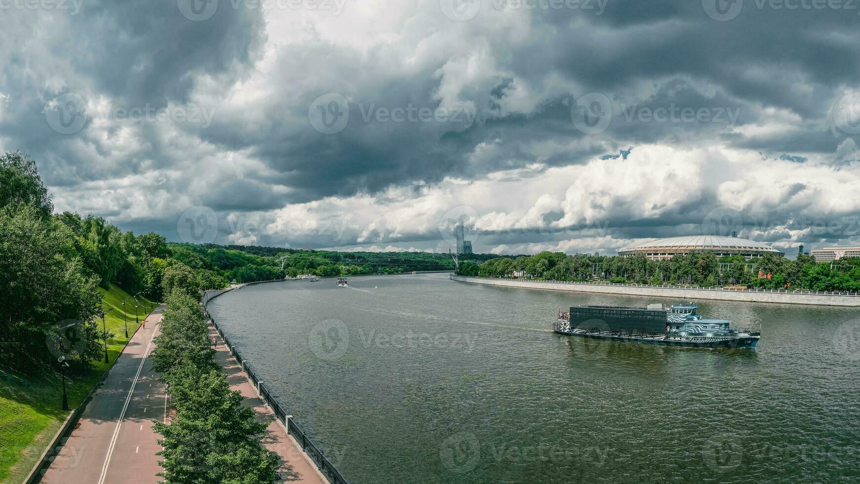 Ryssland, Moskva, juli, 31 2020. turist fartyg flytande på de flod. panorama- se av de moskva flod och Sparv kullar. foto