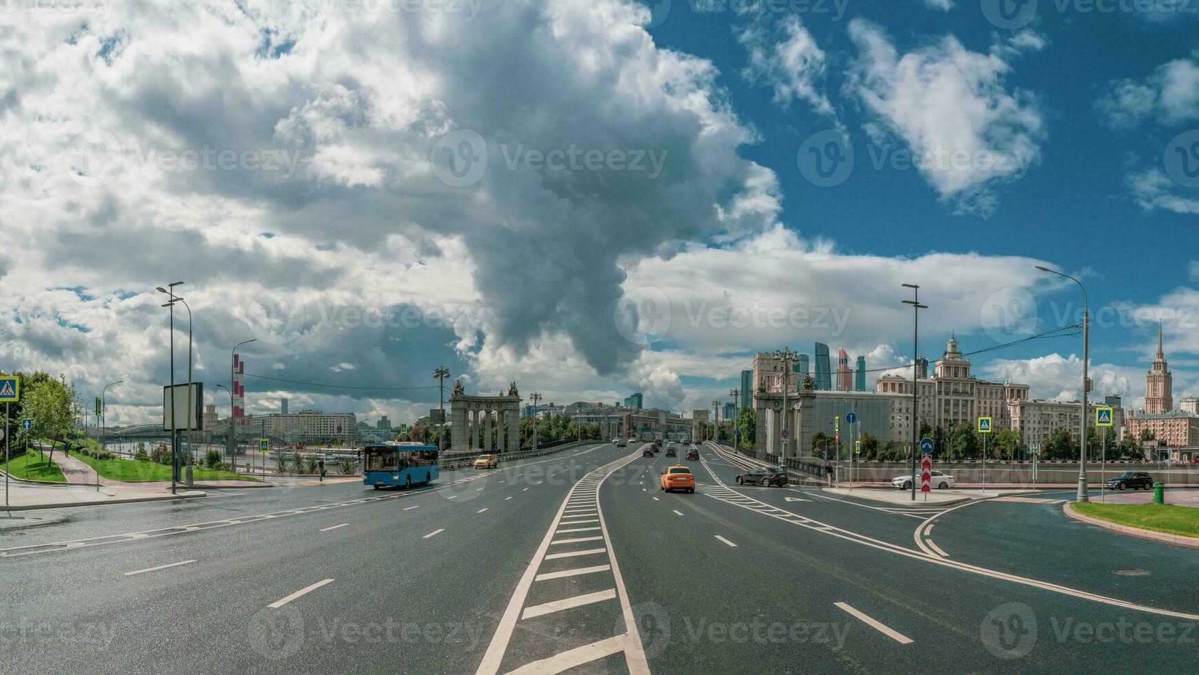 skön panorama- se av smolenskaya gata och borodinsky bro i Moskva. moskva trafik av bilar foto