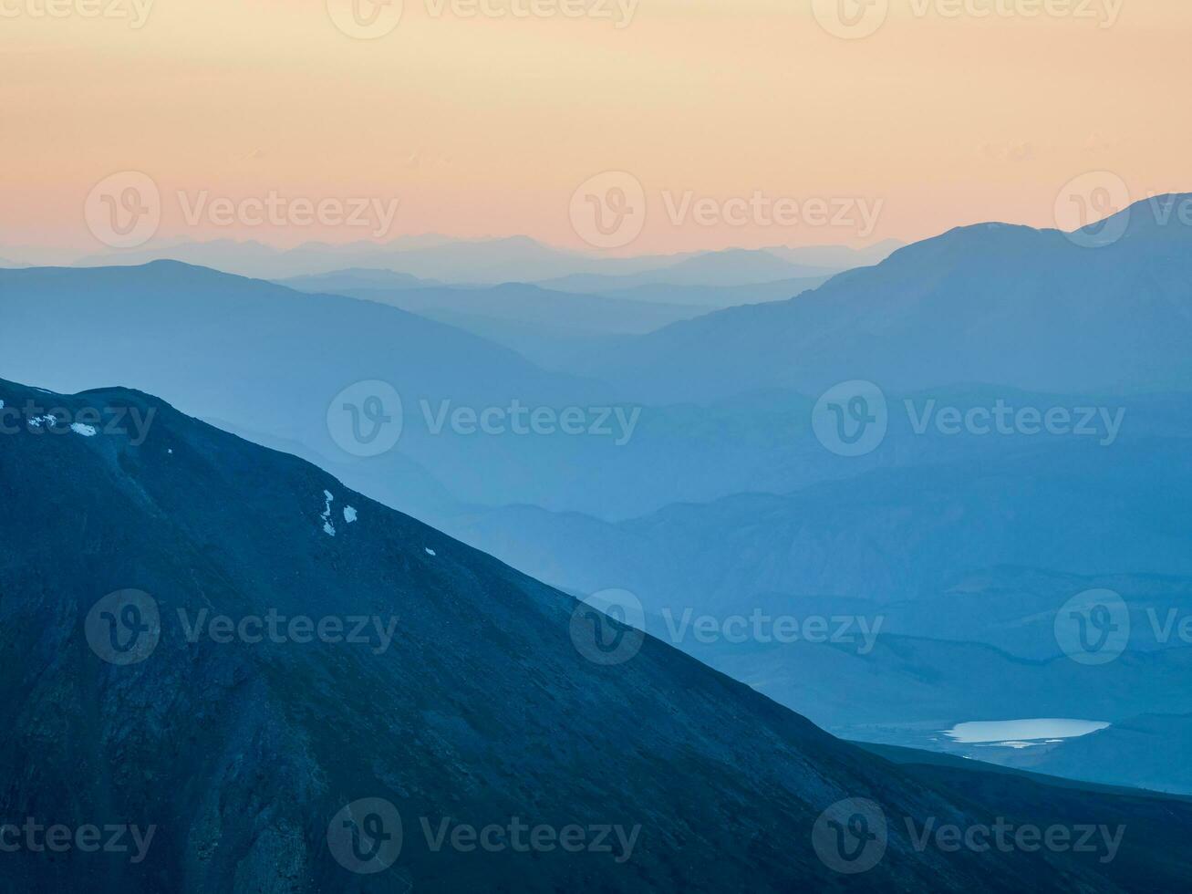 skön berg landskap med av solnedgång himmel av rosa orange lila violett magenta färger. färgrik slät gryning himmel lutning. natur bakgrund av soluppgång. Fantastisk morgon- himmel. foto