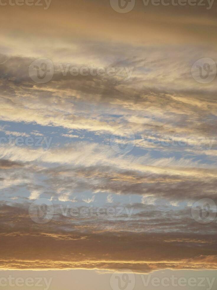 lutning av de kväll himmel. färgrik molnig himmel på solnedgång. himmel textur, abstrakt natur bakgrund, mjuk fokus foto