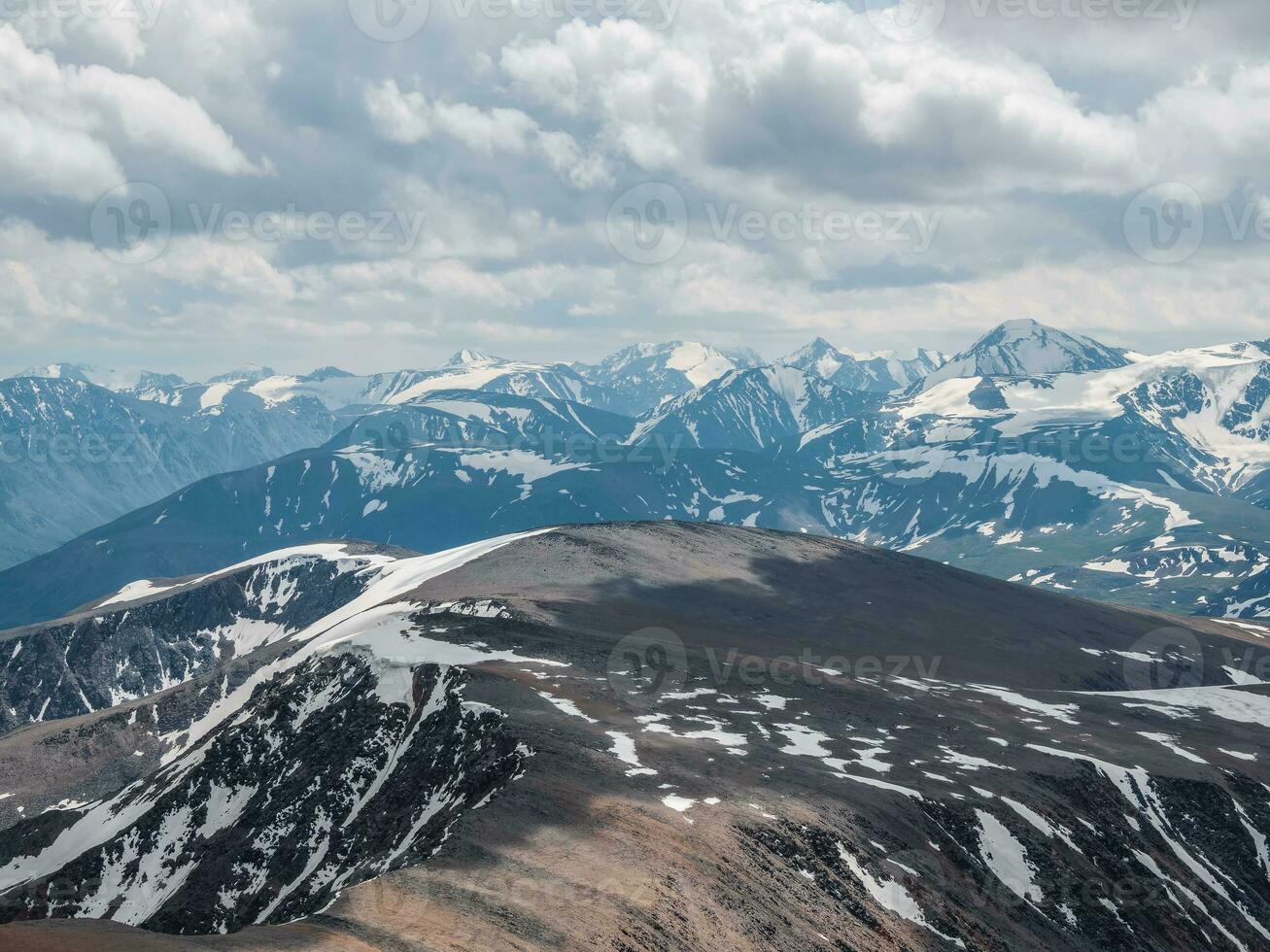 ljus atmosfärisk landskap på topp av berg bergsrygg ovan moln i tjock låg moln. skön landskap med berg räckvidd med solljus under tät moln. foto