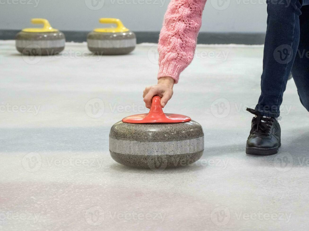 sten för curling på is av en inomhus rink foto