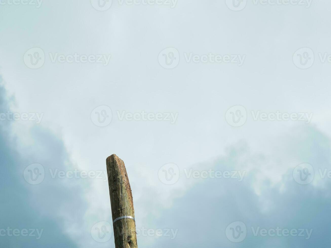 gammal telegraf Pol mot en dyster himmel foto