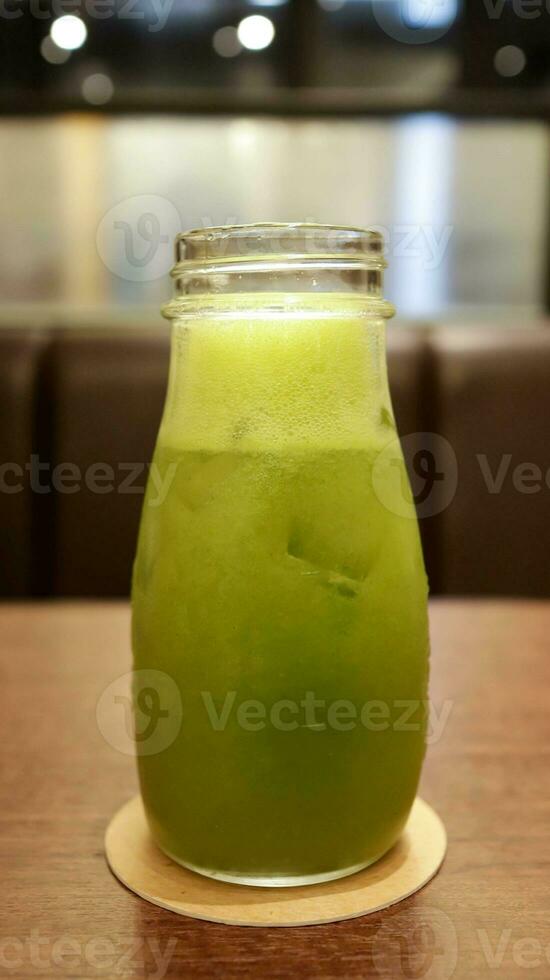 friska grön vegetabiliska juice i en glas flaska. foto