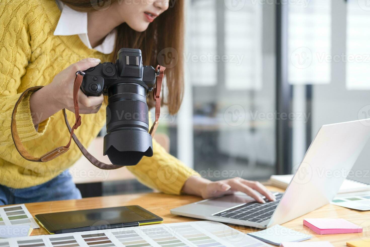 ung fotograf kontroll bilder från digital kamera. foto