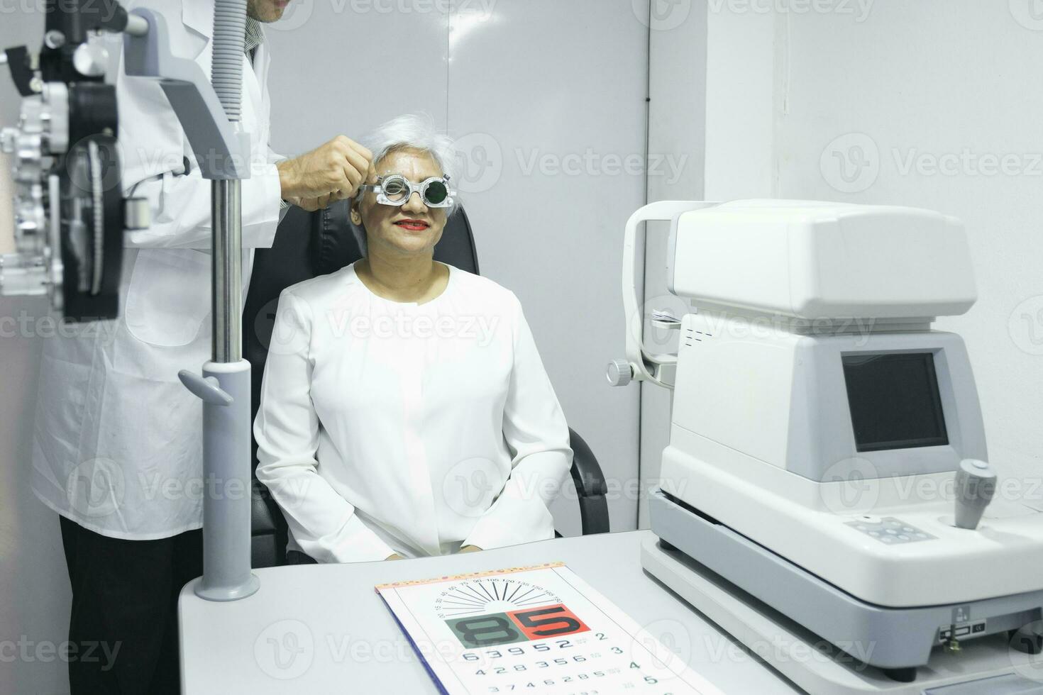 kvinna granskning syn i optisk klinik. foto