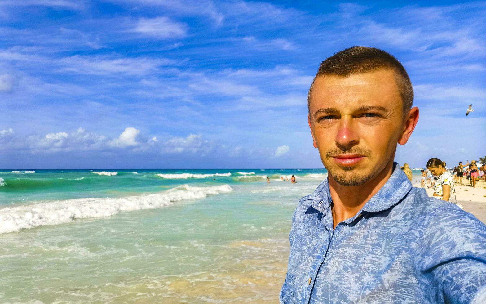 manlig turist reser man tar selfie playa del carmen Mexiko. foto