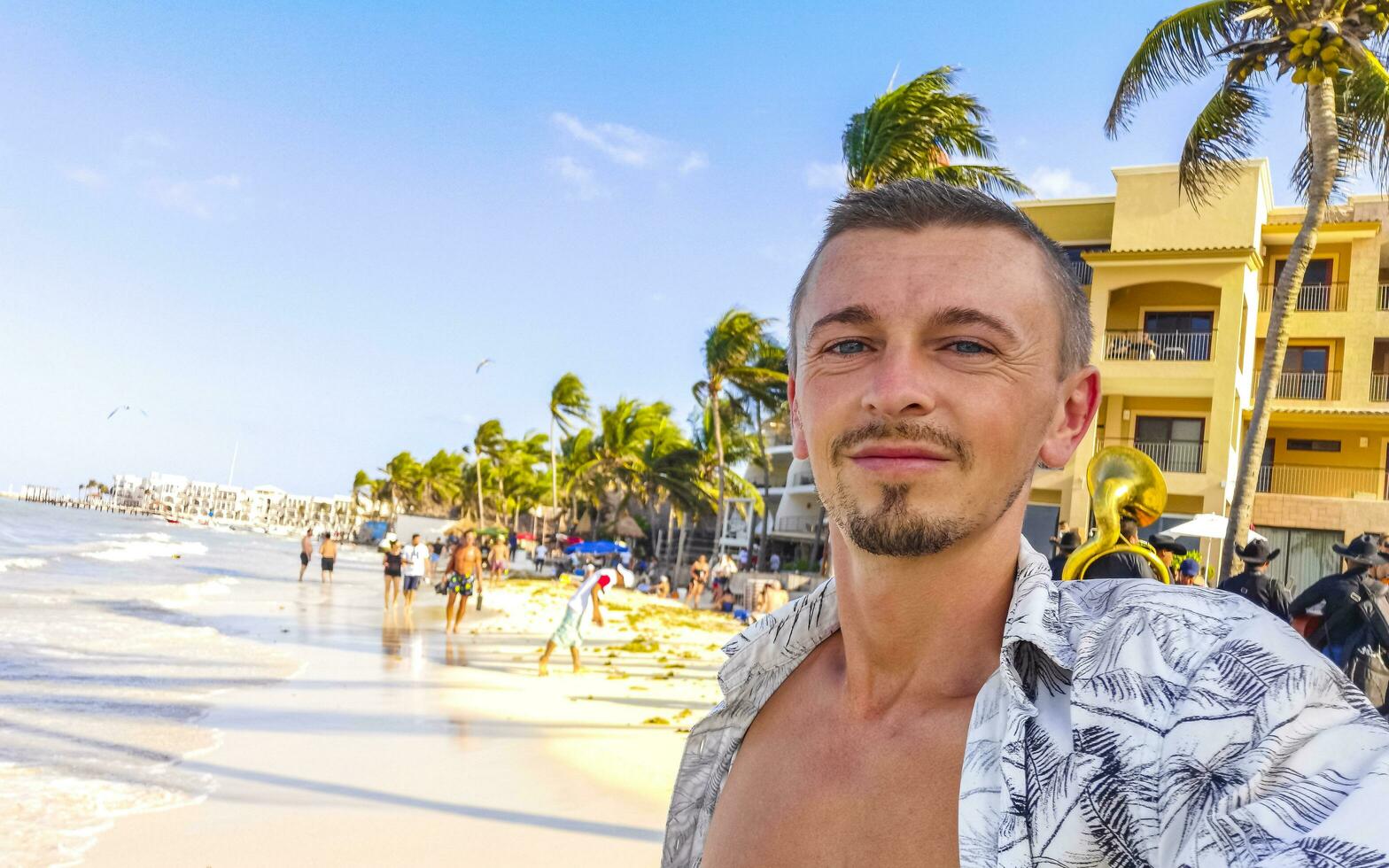 manlig turist reser man tar selfie playa del carmen Mexiko. foto