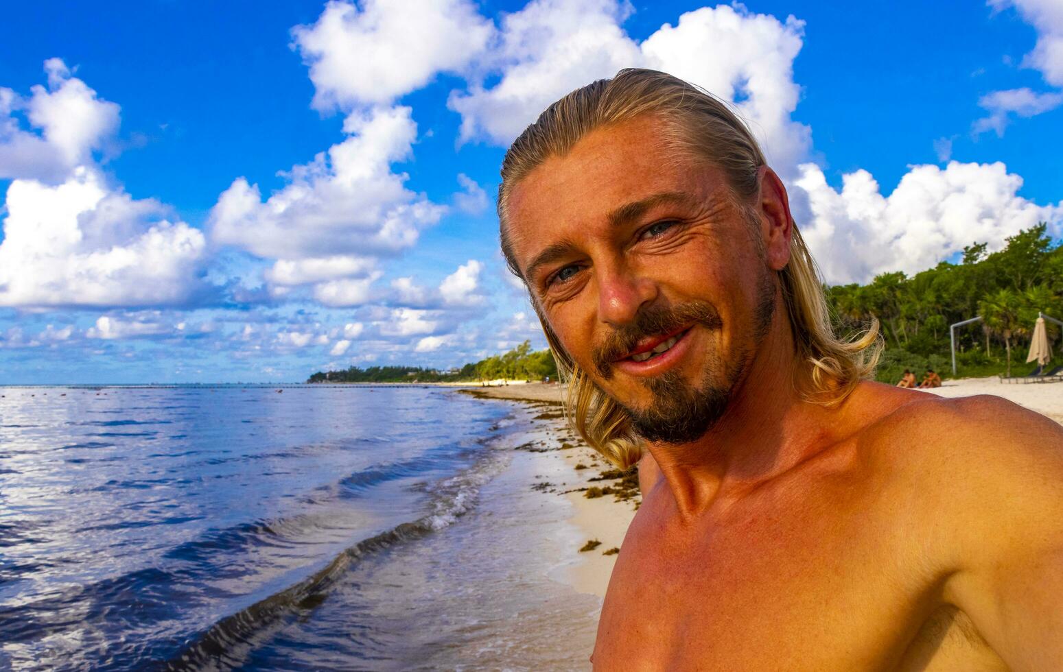 manlig turist reser man tar selfie playa del carmen Mexiko. foto