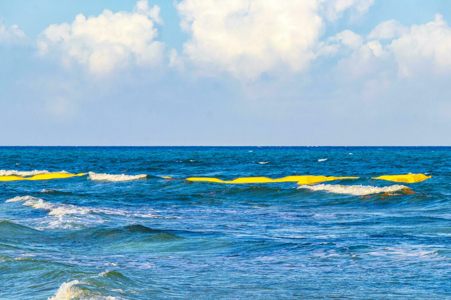 blå vatten vågor hav med boj bojar tågvirke nät Mexiko. foto
