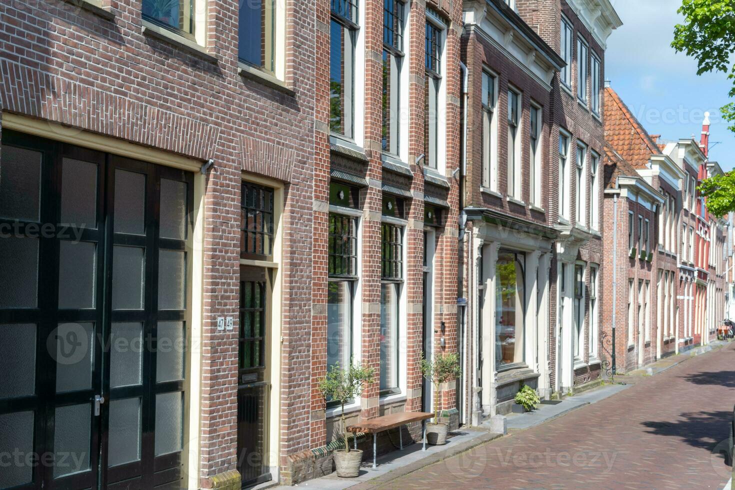 gata med typisk hus i de nederländerna foto