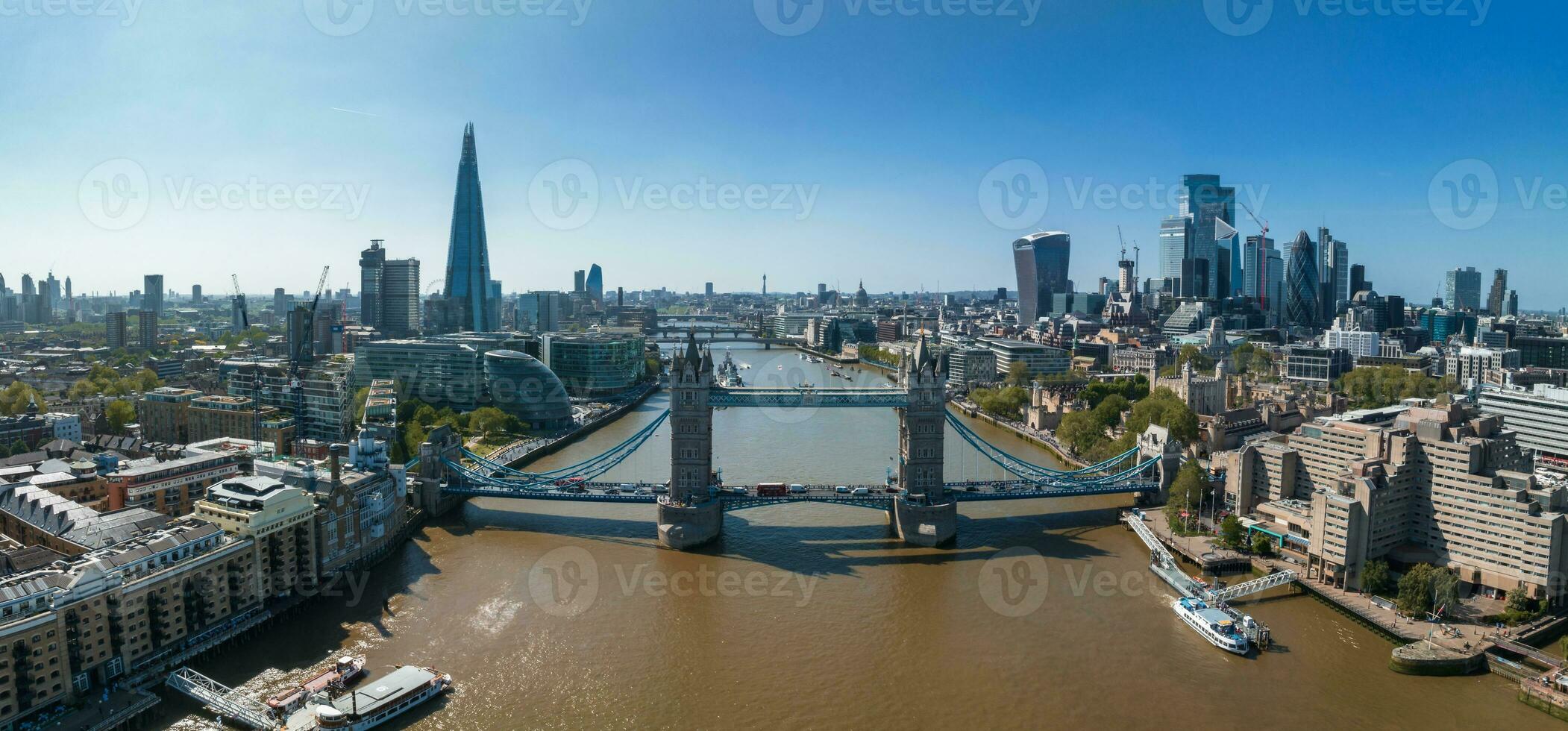 ikoniska torn bro ansluter london med southwark på de thames flod foto