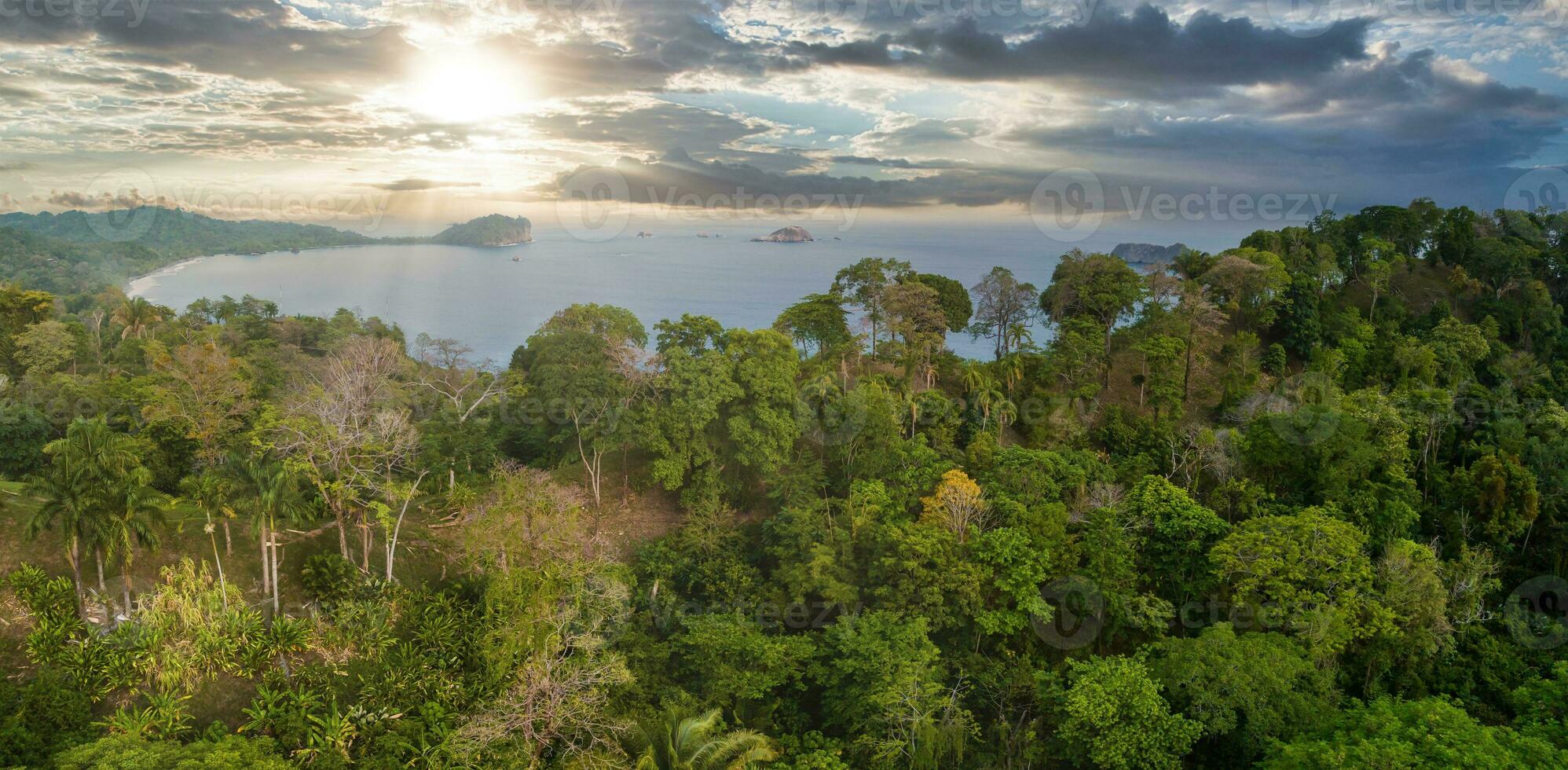 antenn Foto av de pacific hav möte de stränder och regnskog costa rica